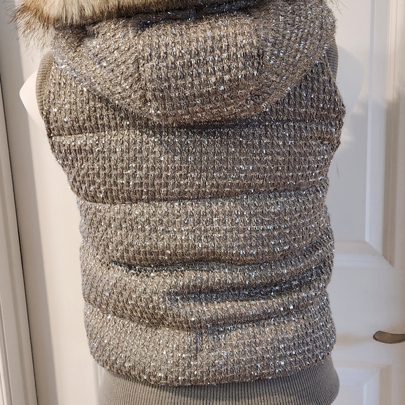 Victoria's Secret XS vest with hood - Picture 5 of 7